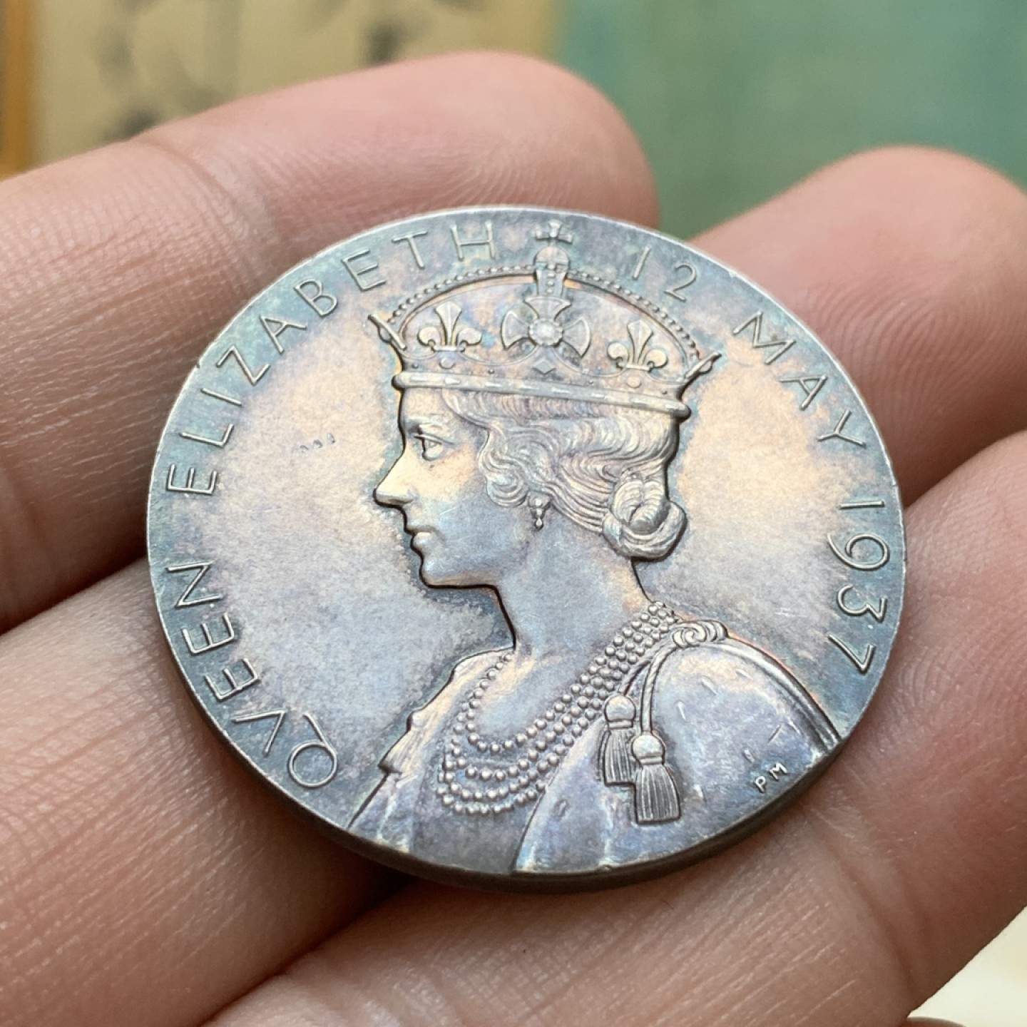 《竞宝斋》第85场-本周日，周一2场连拍（全场不限金额包邮） 1937年英国乔治六世登基纪念银章(原盒)，直径32mm，重量16g，细节见图