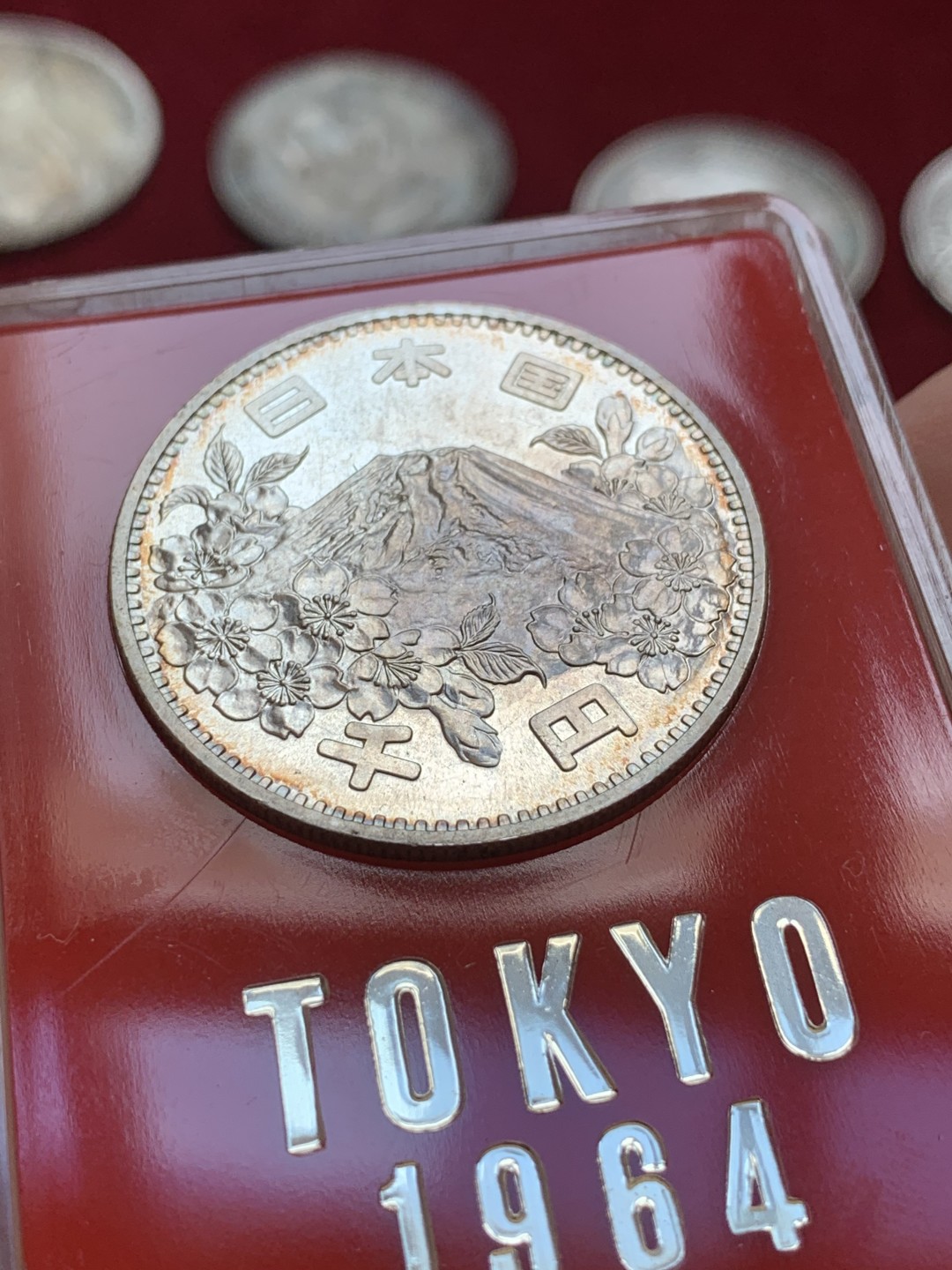 《竞宝斋》第85场-本周日，周一2场连拍（全场不限金额包邮） BU品相 少见造币厂原盒 日本 1964年 东京奥运会银币 红色原盒 此枚币有镜面底板 已自然生成浅五彩 值得收藏