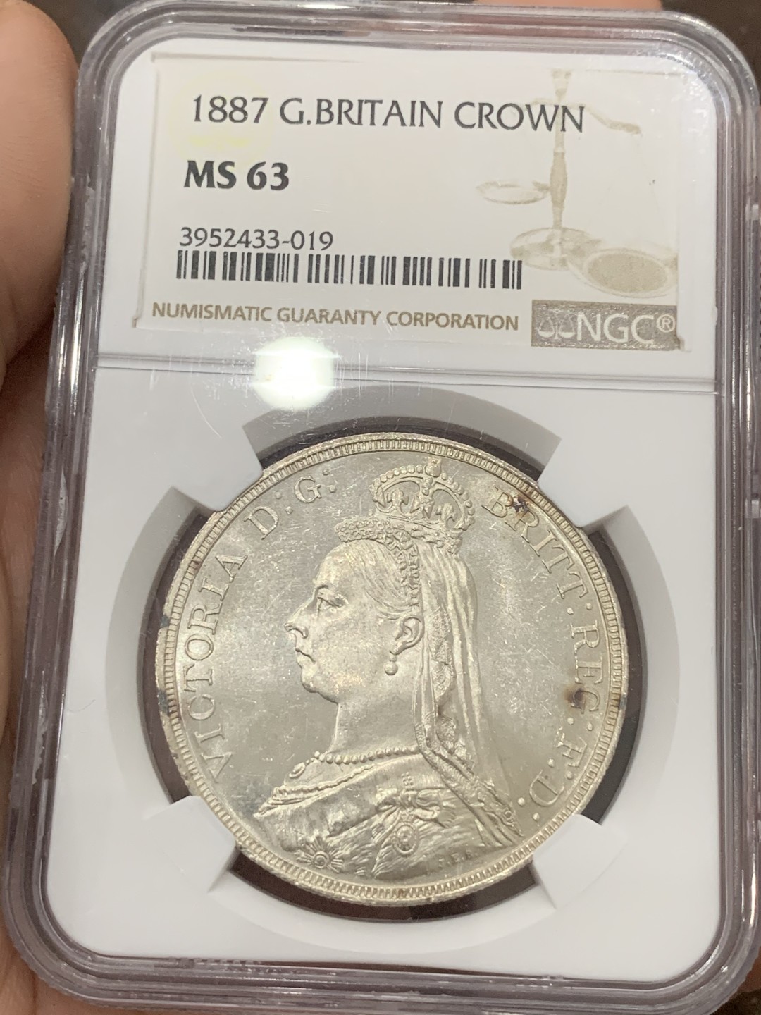 《竞宝斋》第85场-本周日，周一2场连拍（全场不限金额包邮） NGC MS63 英国 1887年 维多利亚 女王 高冠马剑 克朗大银币 白净爽洁 值得收藏