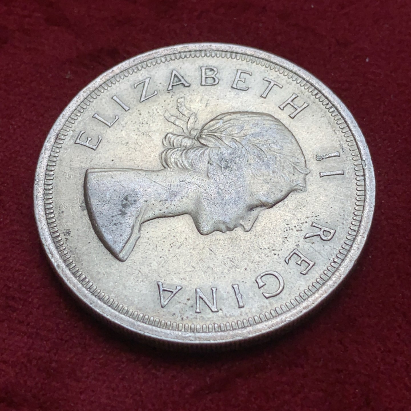 《竞宝斋》第85场-本周日，周一2场连拍（全场不限金额包邮） 1957年 南非 伊丽莎白二世 跳羚1克朗 银币