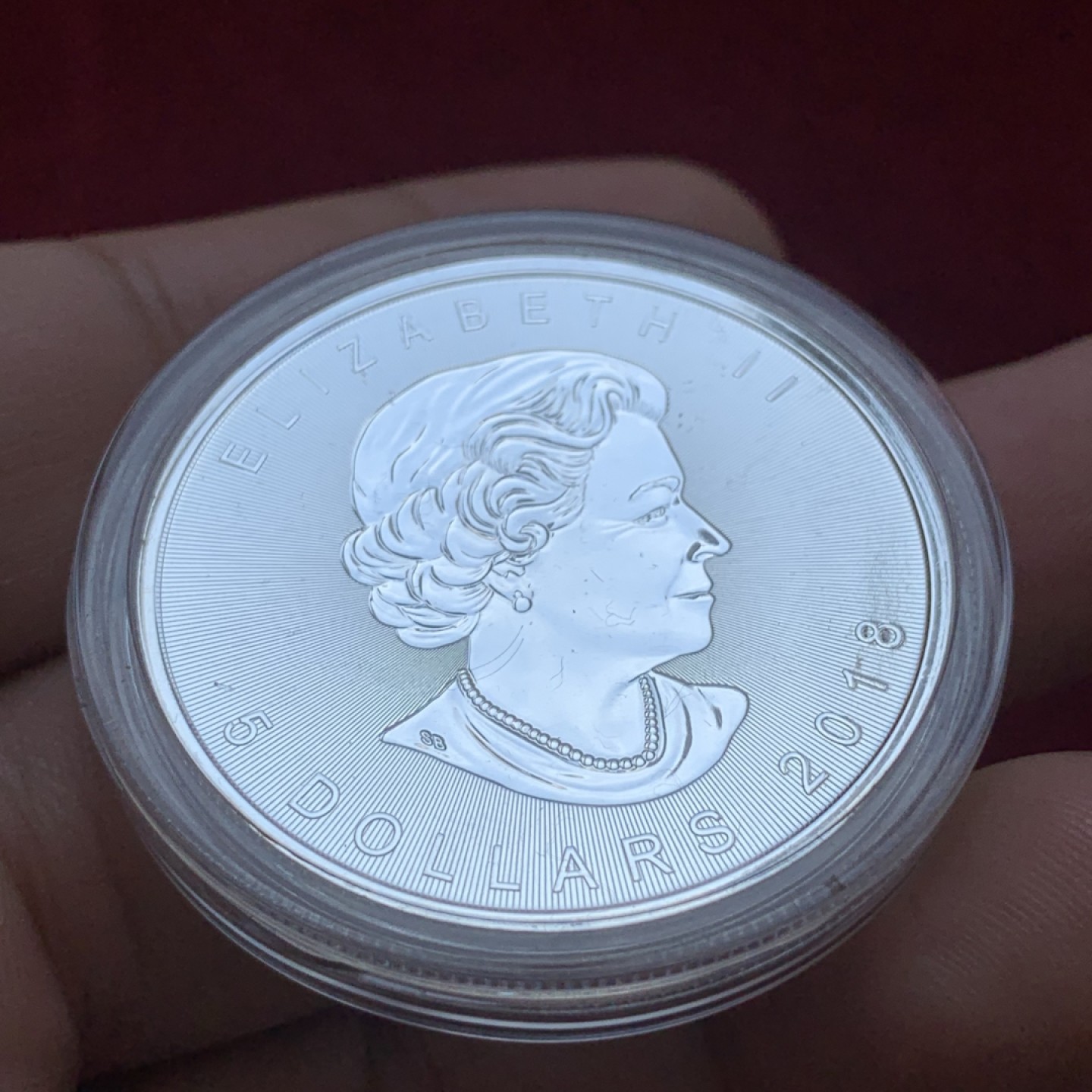 《竞宝斋》第85场-本周日，周一2场连拍（全场不限金额包邮） 加拿大 2018年 双面凹版1盎司枫叶投资银币 9999纯银银币 四种纯度最高的投资银币之一 该年份特殊设计了凹陷的人像和枫叶 