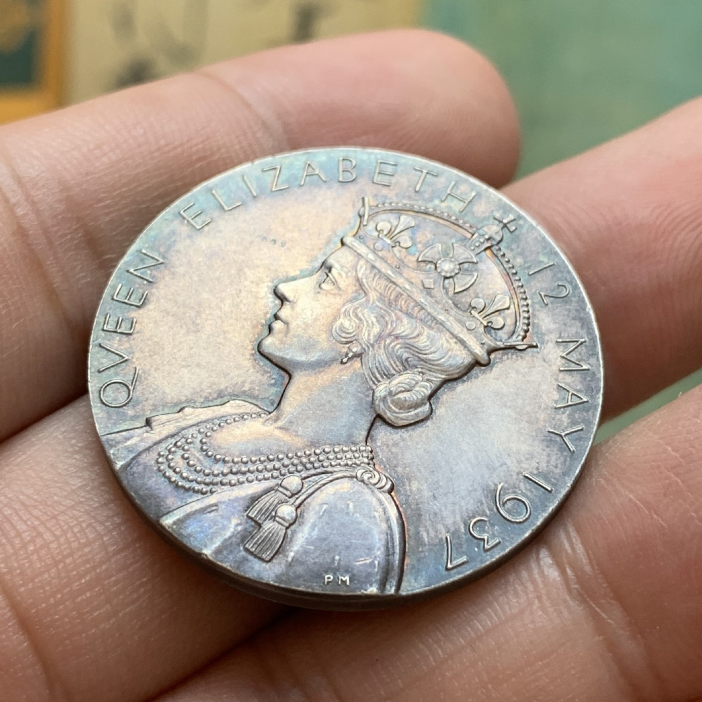 《竞宝斋》第85场-本周日，周一2场连拍（全场不限金额包邮） 1937年英国乔治六世登基纪念银章(原盒)，直径32mm，重量16g，细节见图