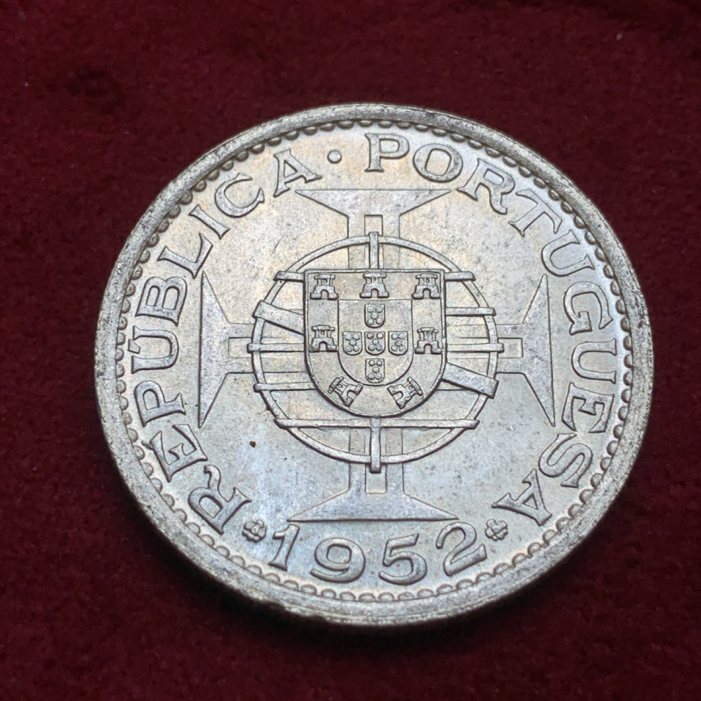 《竞宝斋》第85场-本周日，周一2场连拍（全场不限金额包邮） bu状态澳门1952年5元银币。早期加厚版本，无瑕底板，转光强烈