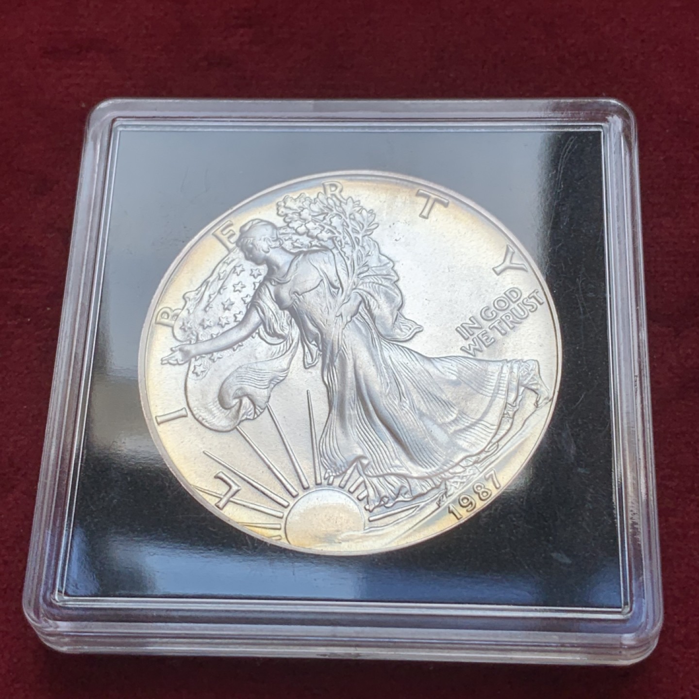 《竞宝斋》第85场-本周日，周一2场连拍（全场不限金额包邮） BU 绝美五彩 美国 1987年 行走女神999纯银1盎司投资银币 正面边缘淡淡金彩 背面完美紫金环彩 此枚从底板 光泽和色彩上都无可挑剔