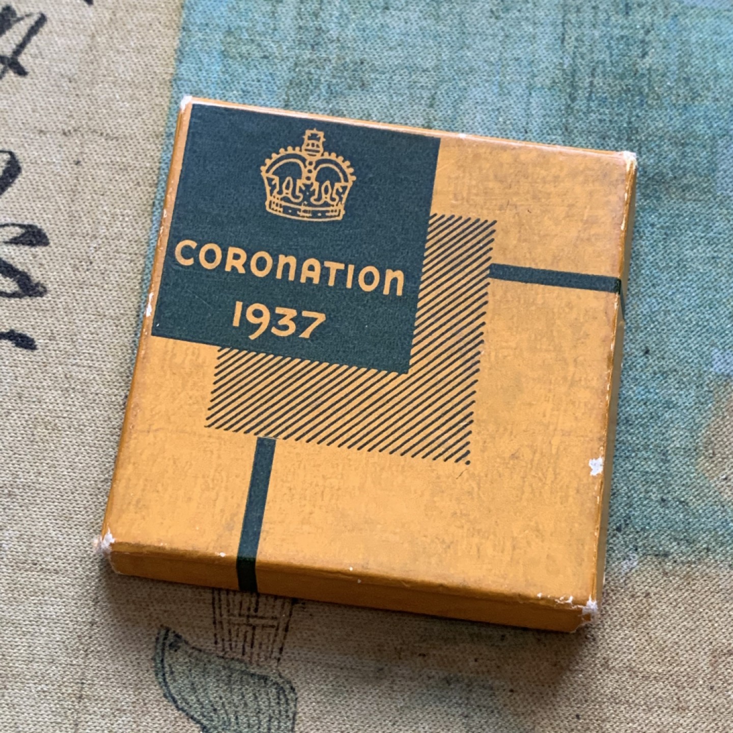 《竞宝斋》第85场-本周日，周一2场连拍（全场不限金额包邮） 1937年英国乔治六世登基纪念银章(原盒)，直径32mm，重量16g，细节见图