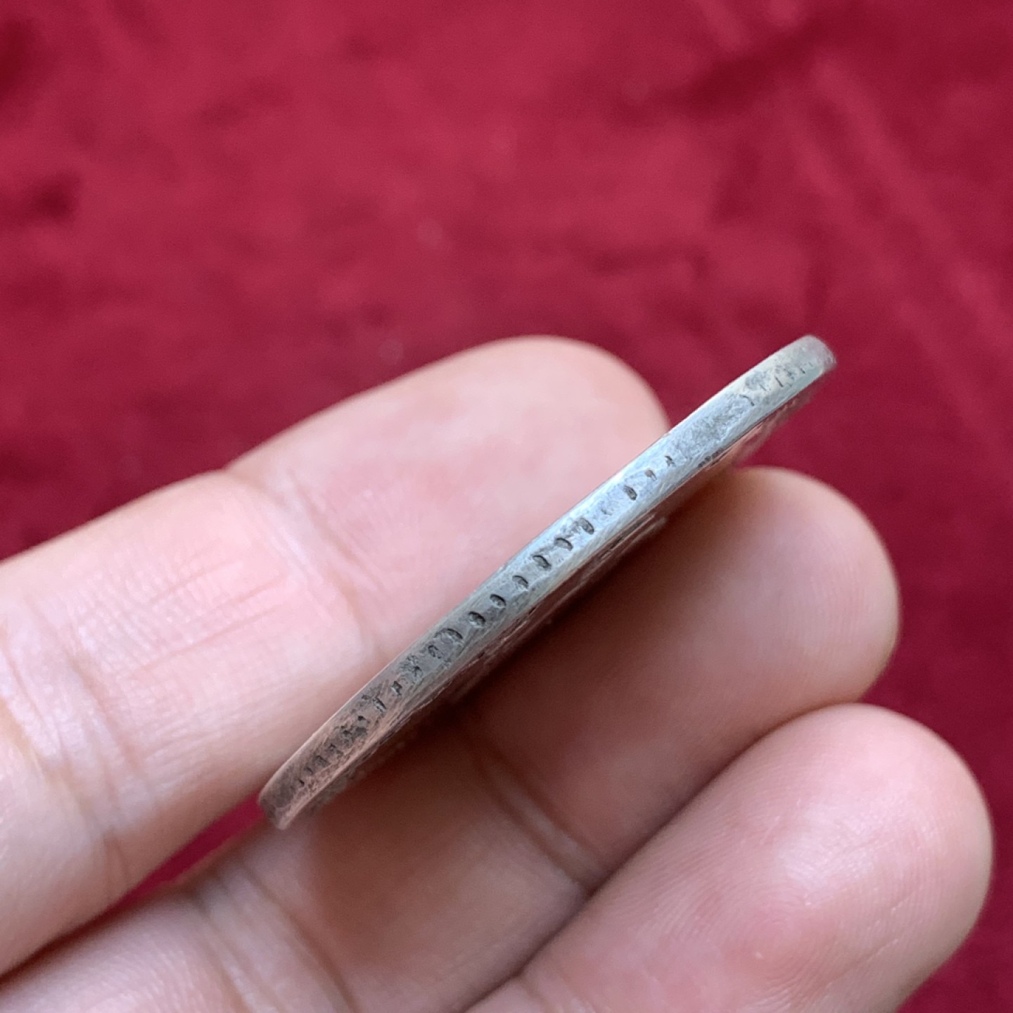 《竞宝斋》第85场-本周日，周一2场连拍（全场不限金额包邮） 秘鲁 1840年 站人款 8R 大银币 标准重量为27克 这枚重26.7克 磨损比较大，还有磕碰，细节见图