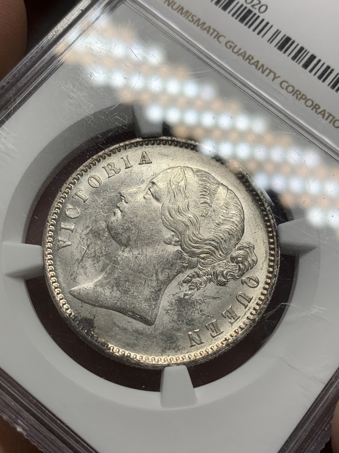 《竞宝斋》第85场-本周日，周一2场连拍（全场不限金额包邮） NGC UNC1840年英属印度维多利亚1卢比 底光足带霜光 背面五彩包浆 状态一流 