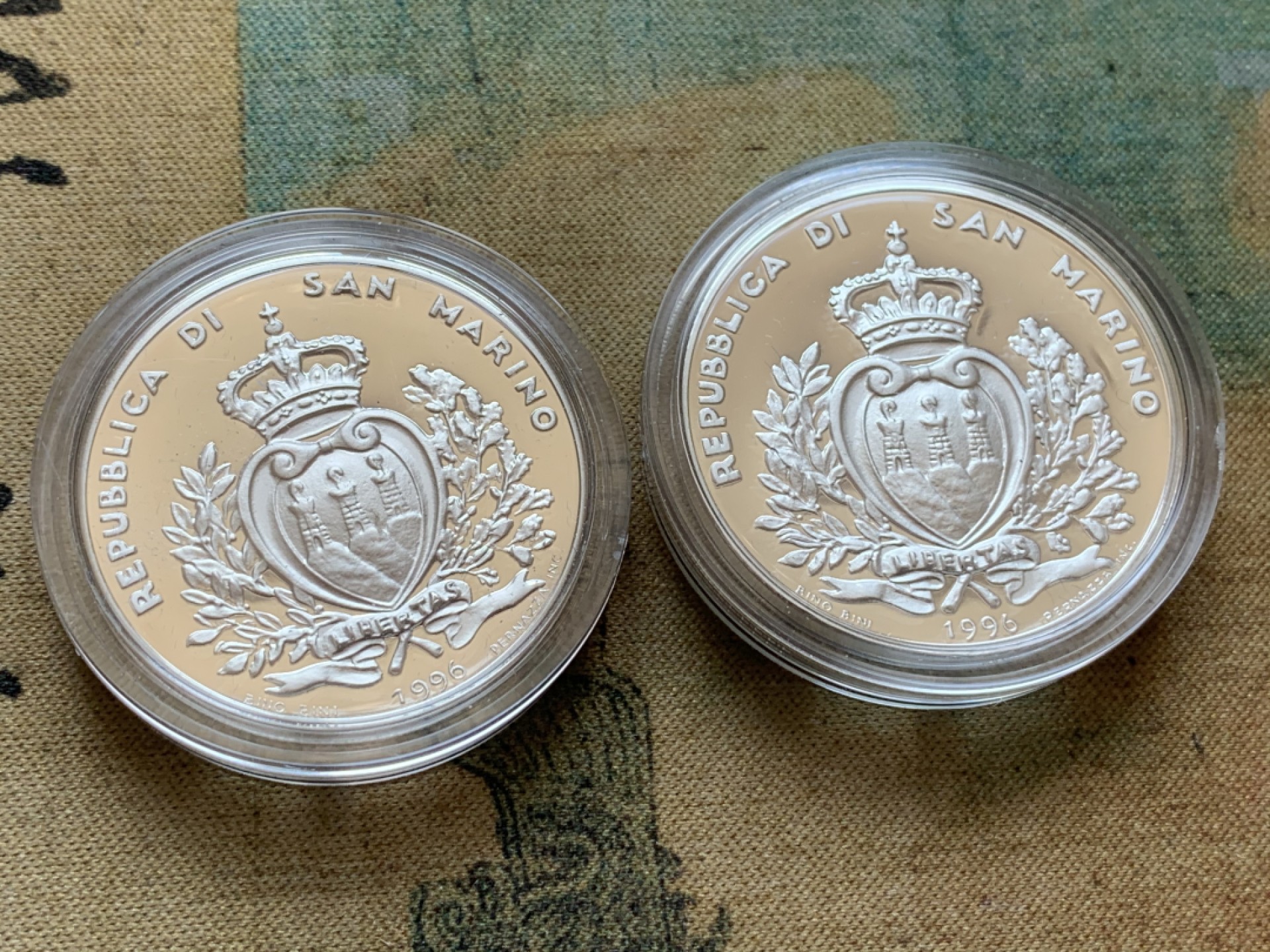 《竞宝斋》第85场-本周日，周一2场连拍（全场不限金额包邮） 原盒证书 圣马力诺1996年 濒危动物纪念 5000和10000里拉 精制PROOF银币一对 少见品种