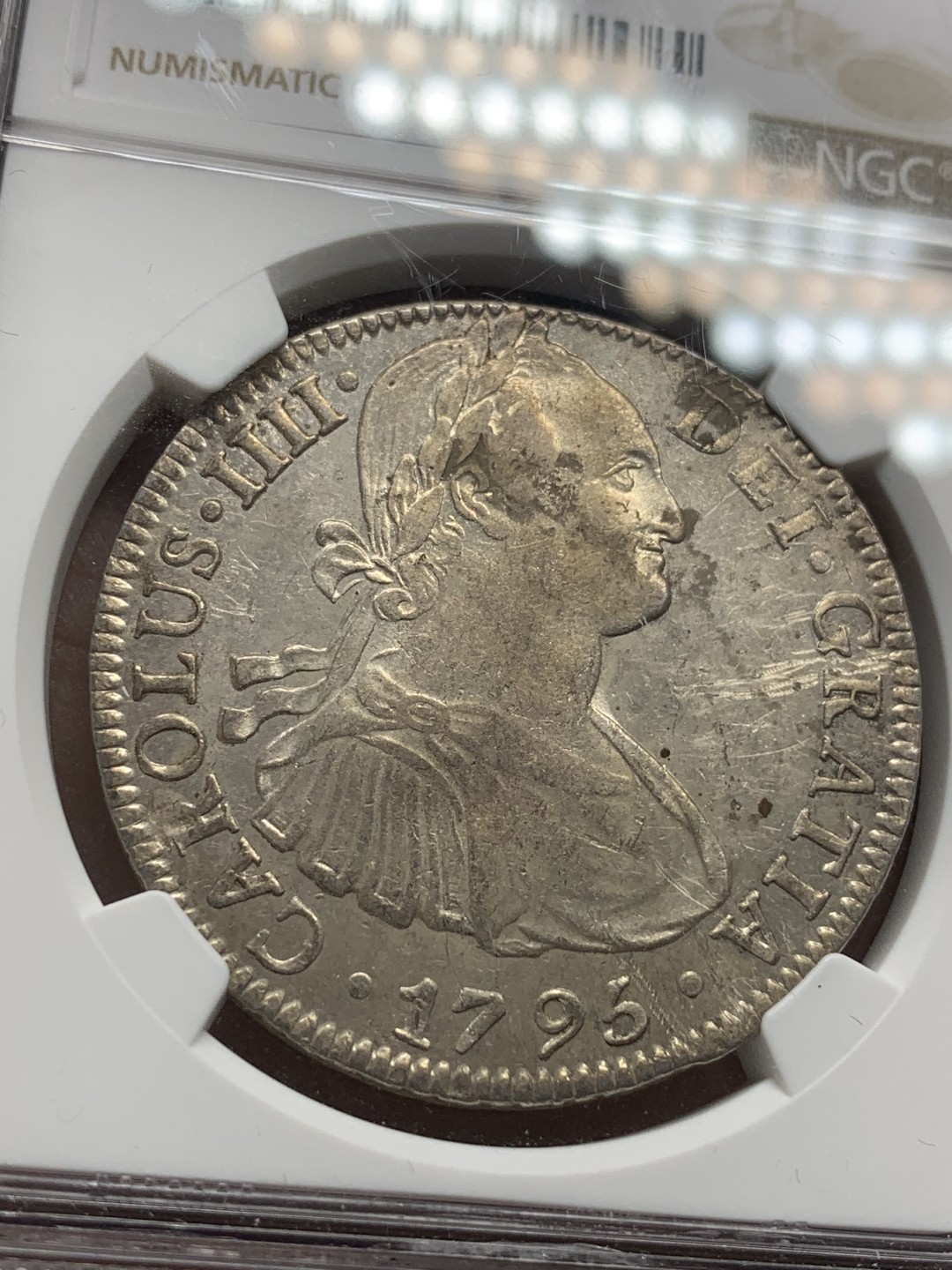 《竞宝斋》第85场-本周日，周一2场连拍（全场不限金额包邮） NGC AU 墨西哥 1795年 早期 卡四 双柱8R大银币 双面深打 细节非常好