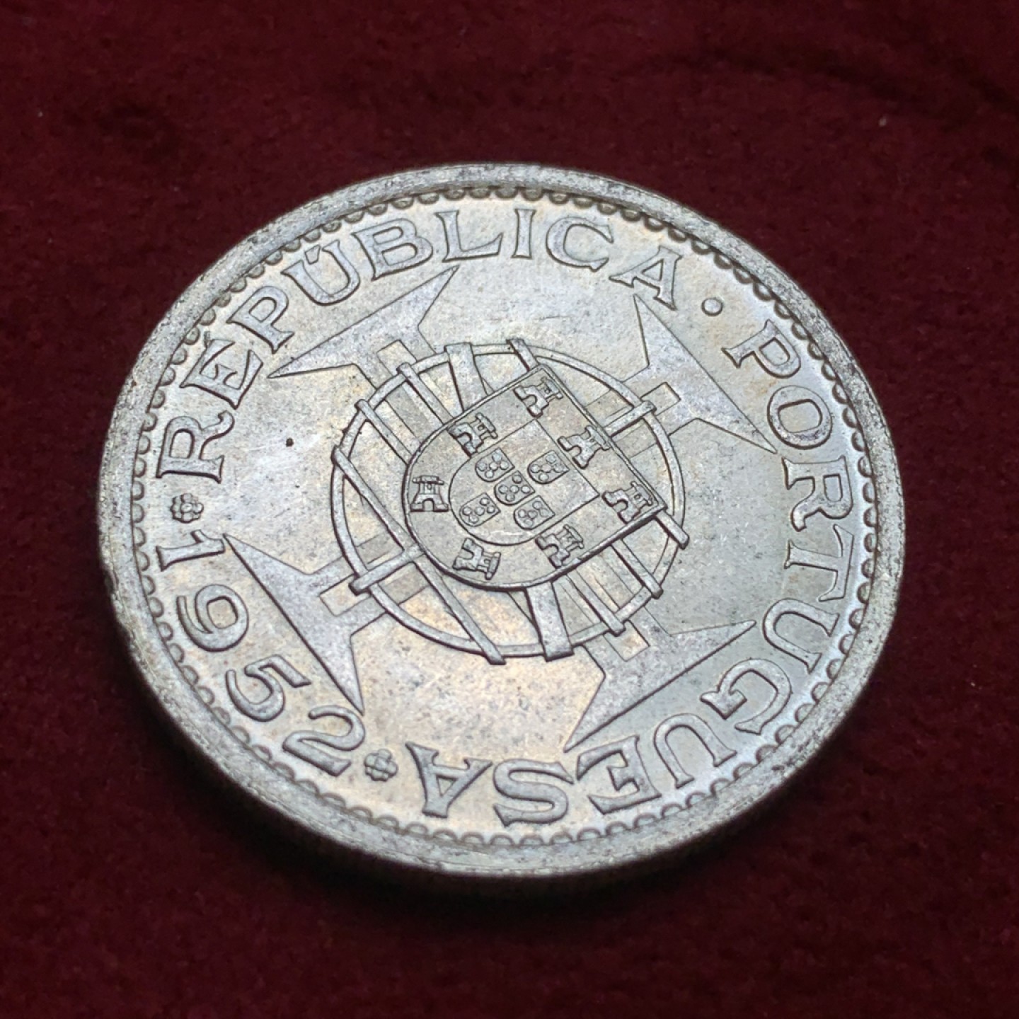 《竞宝斋》第85场-本周日，周一2场连拍（全场不限金额包邮） bu状态澳门1952年5元银币。早期加厚版本，无瑕底板，转光强烈