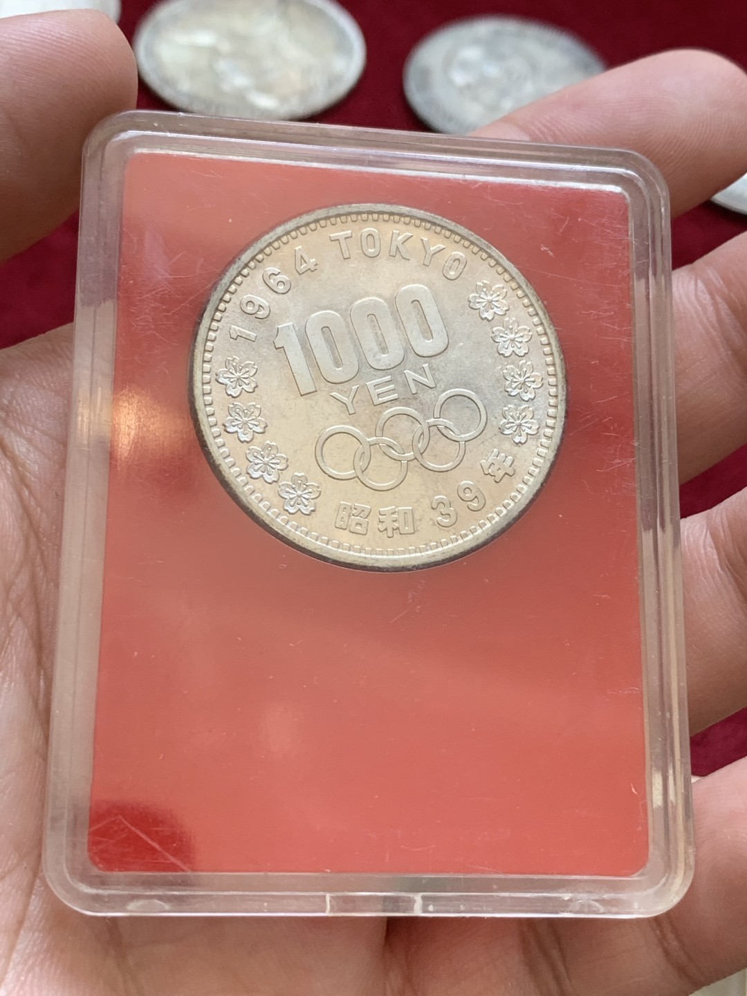 《竞宝斋》第85场-本周日，周一2场连拍（全场不限金额包邮） BU品相 少见造币厂原盒 日本 1964年 东京奥运会银币 红色原盒 此枚币有镜面底板 已自然生成浅五彩 值得收藏