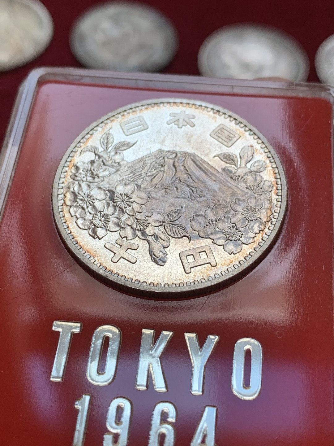 《竞宝斋》第85场-本周日，周一2场连拍（全场不限金额包邮） BU品相 少见造币厂原盒 日本 1964年 东京奥运会银币 红色原盒 此枚币有镜面底板 已自然生成浅五彩 值得收藏
