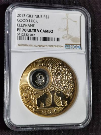刘世昌艺术品销售中心～虎踞龙蟠*金杨在线联拍群第315期 - 纽埃2013年“幸运钱币系列镶嵌小象”2元镀金精制纪念银币（NGC PF70UC  串号：6412532-047）1枚，原盒证。 （注：因为运输原因，币上固定的塑料盖和小象移动了）。）