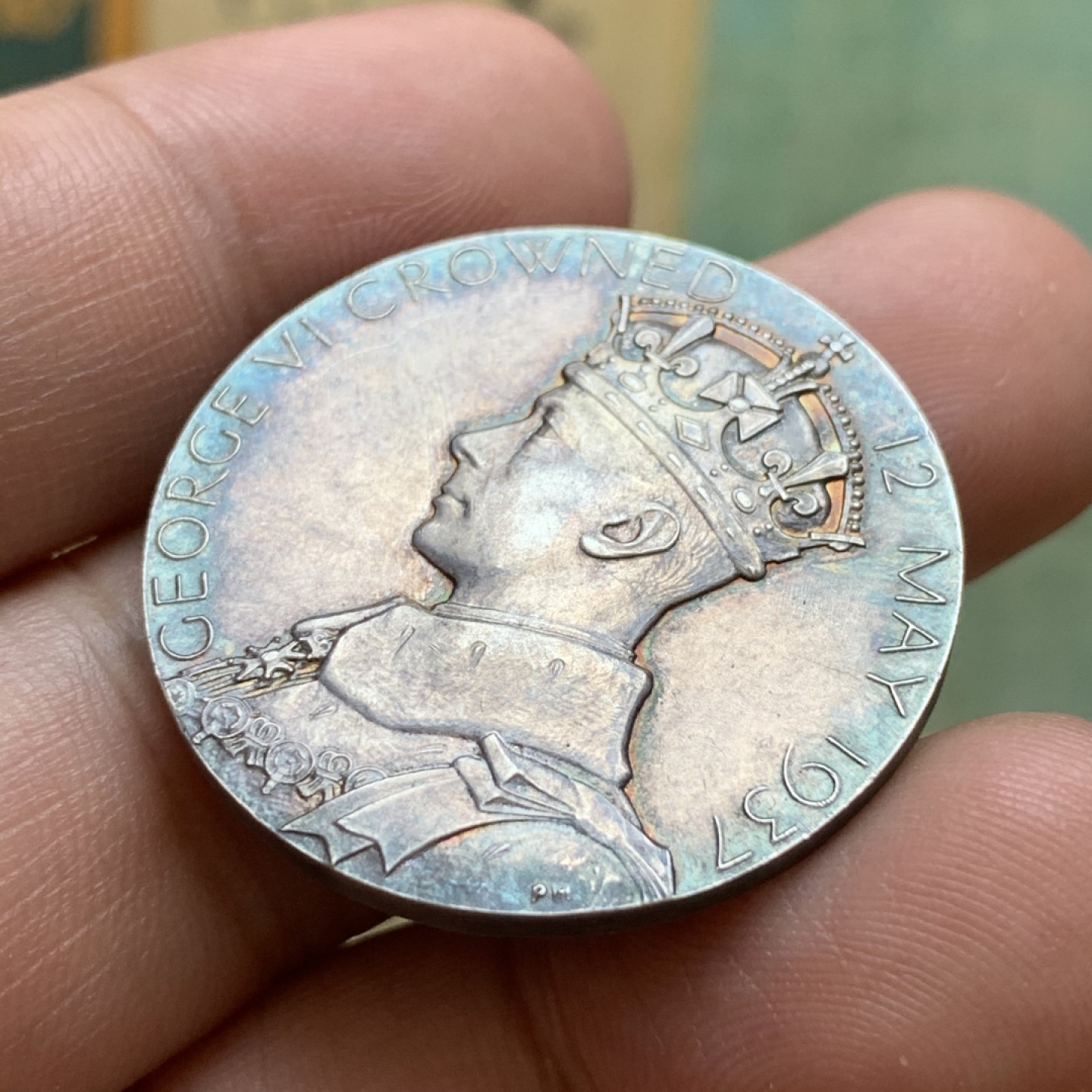 《竞宝斋》第85场-本周日，周一2场连拍（全场不限金额包邮） 1937年英国乔治六世登基纪念银章(原盒)，直径32mm，重量16g，细节见图