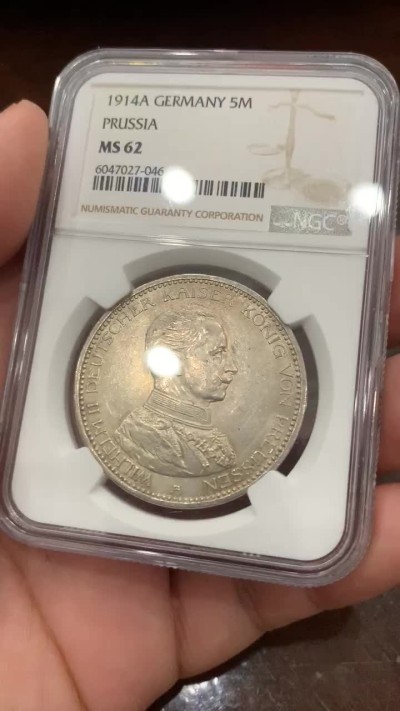 《竞宝斋》第85场-本周日，周一2场连拍（全场不限金额包邮） NGC MS62 德国普鲁士1914年威廉二世军装5马克大银币