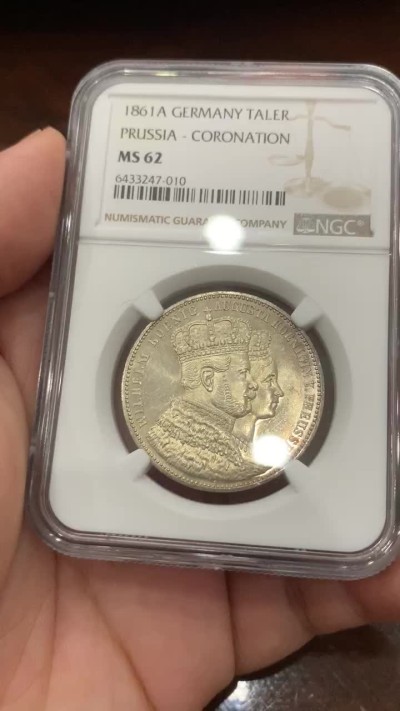 《竞宝斋》第85场-本周日，周一2场连拍（全场不限金额包邮） NGC-MS62 德国 1861  普鲁士威廉登基1泰勒 白净 十字光
