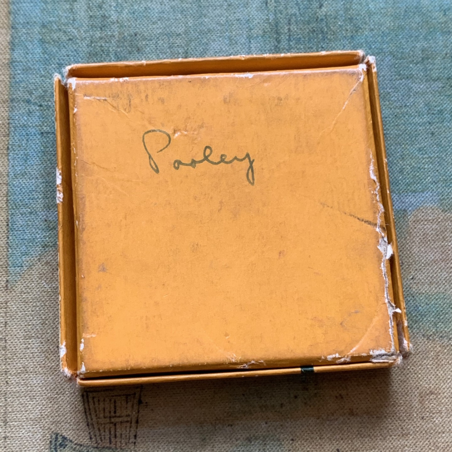 《竞宝斋》第85场-本周日，周一2场连拍（全场不限金额包邮） 1937年英国乔治六世登基纪念银章(原盒)，直径32mm，重量16g，细节见图