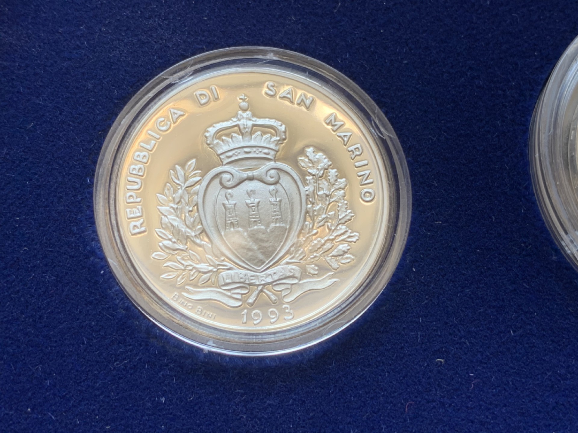 《竞宝斋》第85场-本周日，周一2场连拍（全场不限金额包邮） 原盒证书 圣马力诺1993年 珍稀动物鼬鼠，啄木鸟和红隼精制银币 500/1000里拉 动物系少见品种