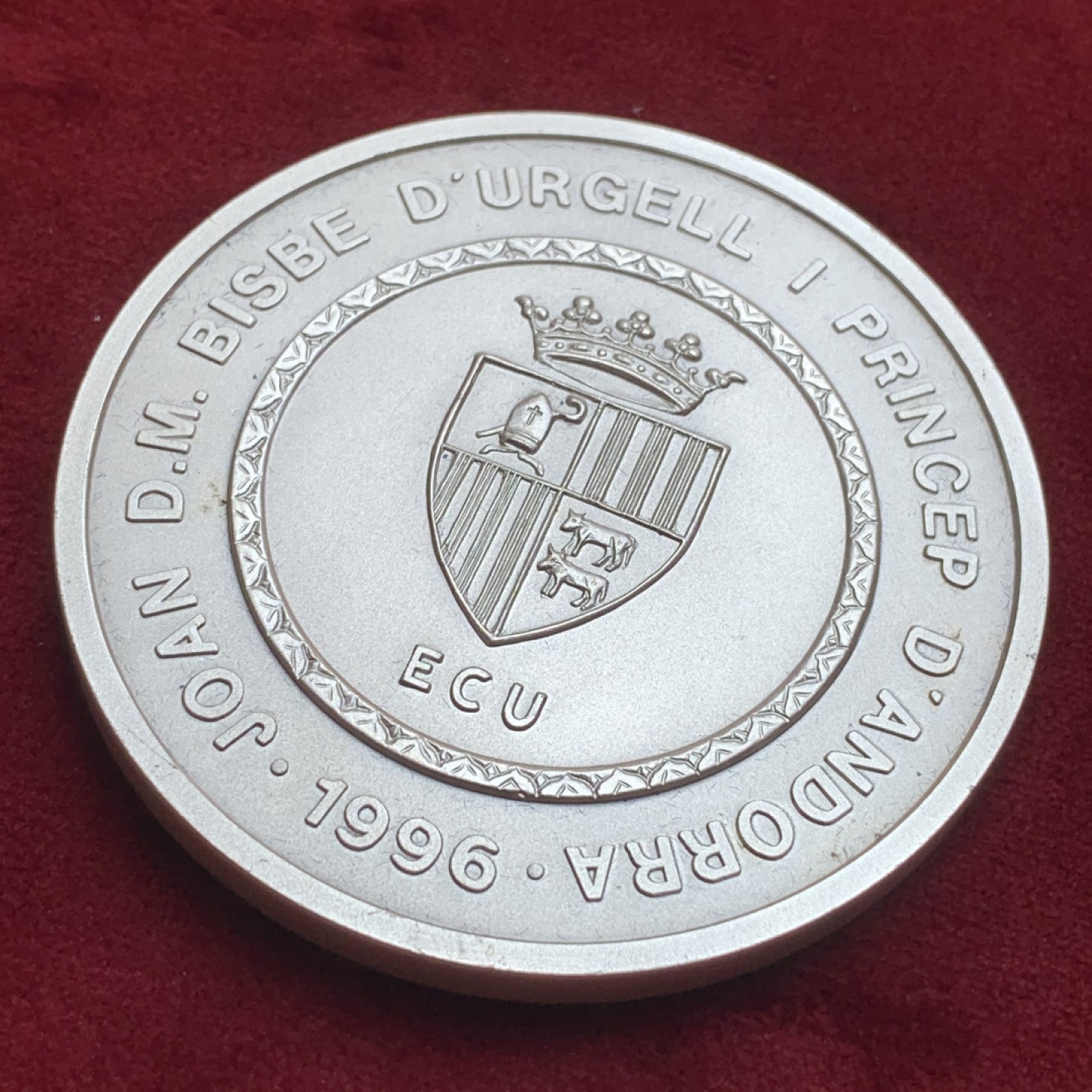 《竞宝斋》第85场-本周日，周一2场连拍（全场不限金额包邮） 安道尔1996年 50第纳尔 圣母抱婴155.5克银+2.5克金子 5盎司尺寸大银币 5000枚的发行量 非常稀少