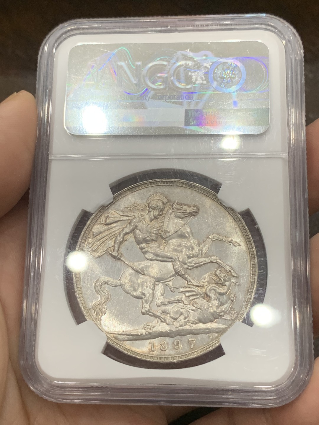 《竞宝斋》第85场-本周日，周一2场连拍（全场不限金额包邮） NGC-MS63+ 英国1897年 维多利亚 批纱版 马剑克朗光度一流超级棒 披纱高分相对少见