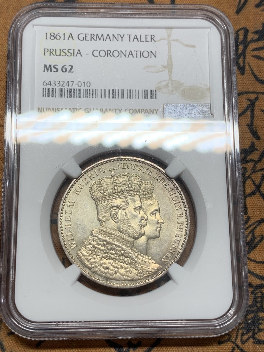 《竞宝斋》第85场-本周日，周一2场连拍（全场不限金额包邮） NGC-MS62 德国 1861  普鲁士威廉登基1泰勒 白净 十字光