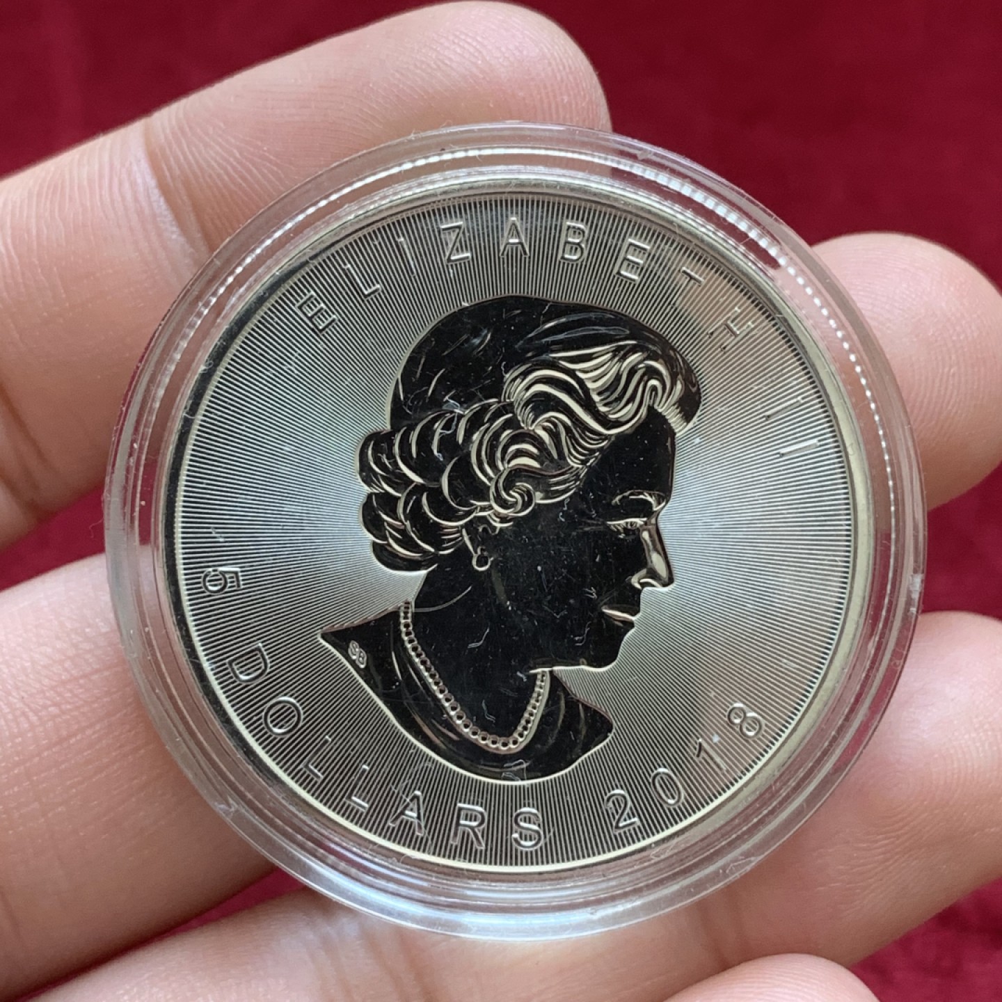 《竞宝斋》第85场-本周日，周一2场连拍（全场不限金额包邮） 加拿大 2018年 双面凹版1盎司枫叶投资银币 9999纯银银币 四种纯度最高的投资银币之一 该年份特殊设计了凹陷的人像和枫叶 