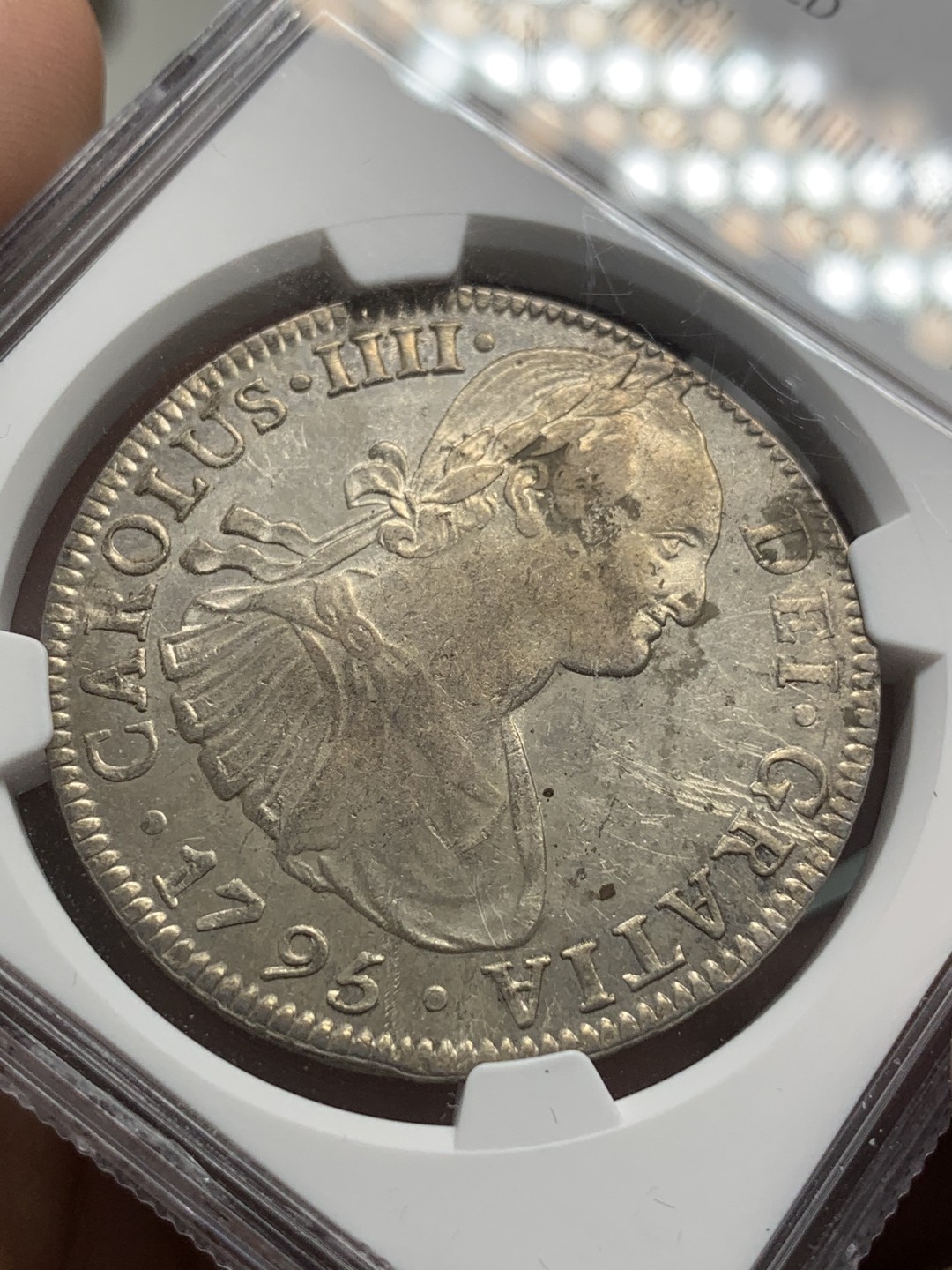 《竞宝斋》第85场-本周日，周一2场连拍（全场不限金额包邮） NGC AU 墨西哥 1795年 早期 卡四 双柱8R大银币 双面深打 细节非常好