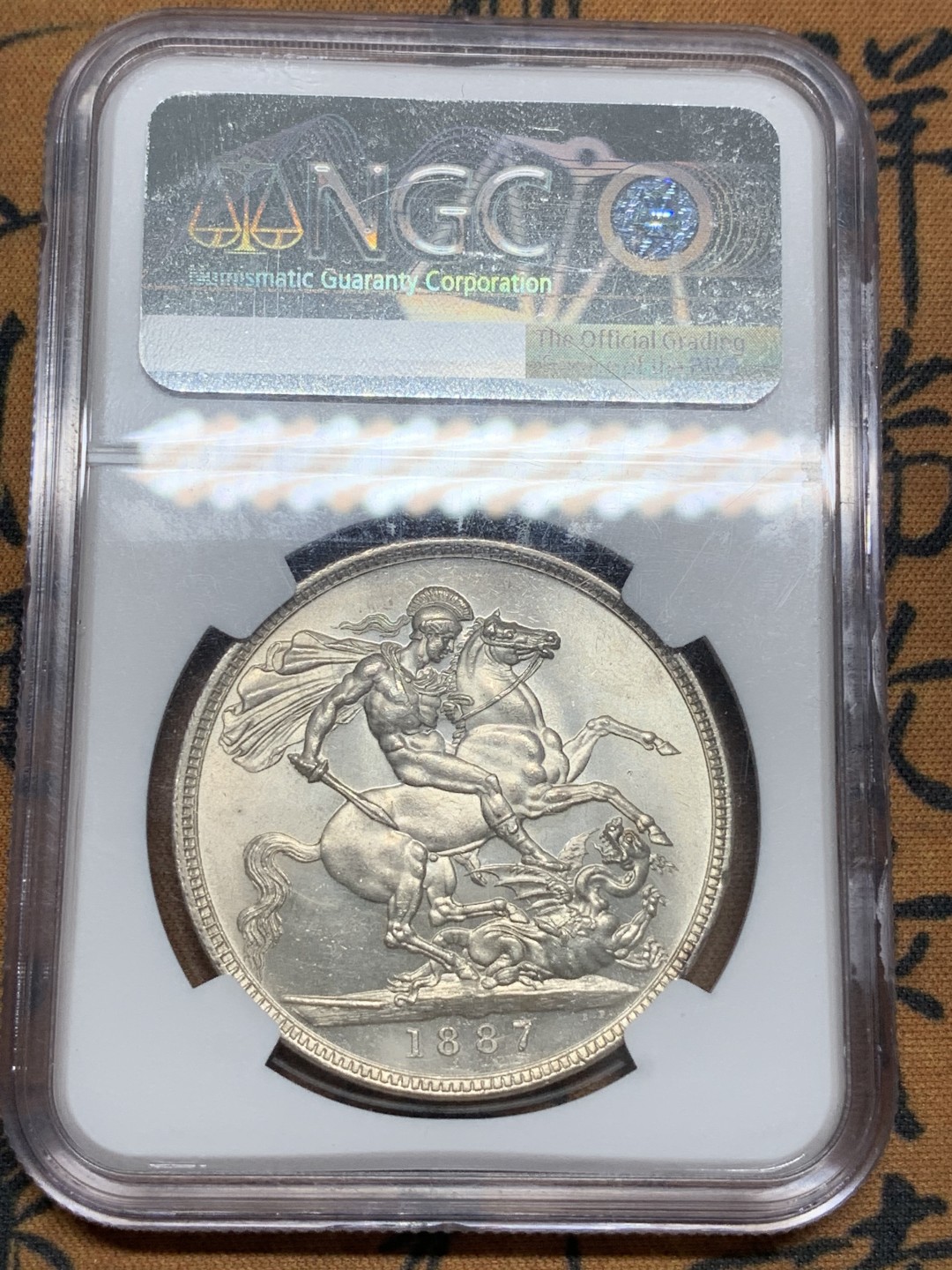 《竞宝斋》第85场-本周日，周一2场连拍（全场不限金额包邮） NGC MS63 英国 1887年 维多利亚 女王 高冠马剑 克朗大银币 白净爽洁 值得收藏