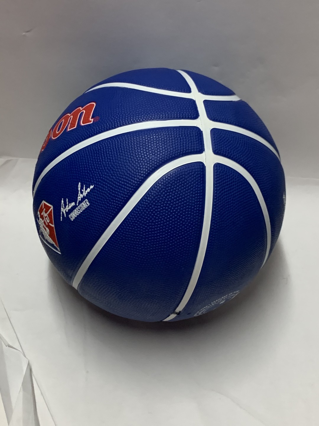 零元拍：“控卫之神”克里斯-保罗亲笔签名Wilson NBA75周年官方纪念篮球。