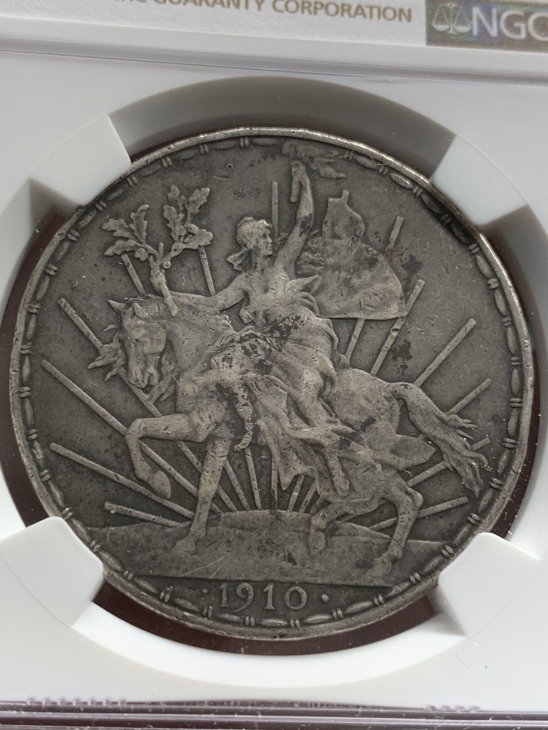 《竞宝斋》第85场-本周日，周一2场连拍（全场不限金额包邮） NGC XF 墨西哥 1910年 1比索 骑马鹰洋 原味包浆 不错收藏