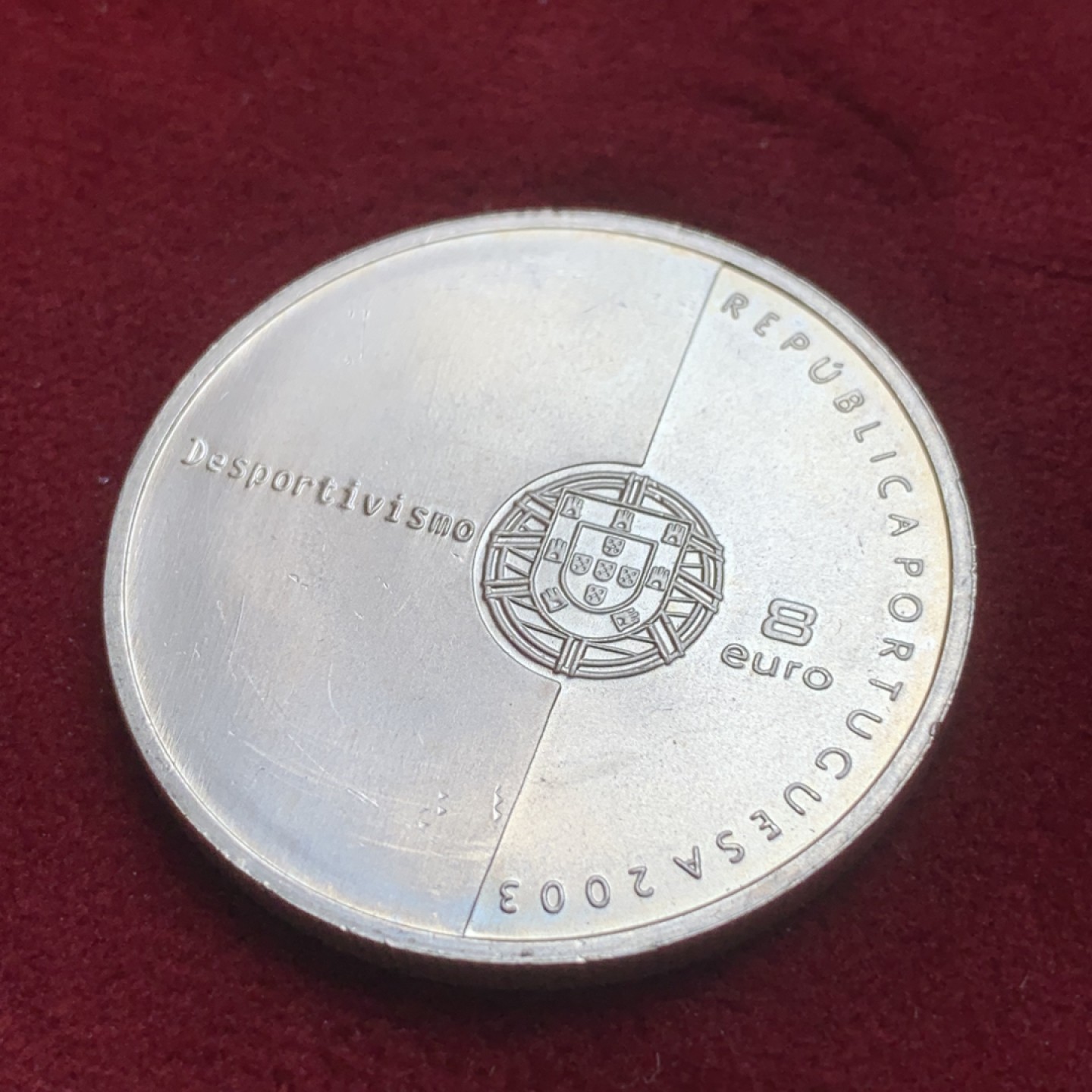 《竞宝斋》第85场-本周日，周一2场连拍（全场不限金额包邮） 五彩 葡萄牙 2004年 8欧元 欧洲杯纪念银币 835高银20g 已经自然出金彩 状态养眼 好品又好彩属实难得