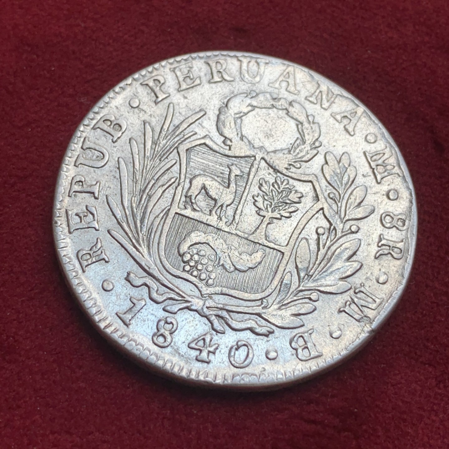 《竞宝斋》第85场-本周日，周一2场连拍（全场不限金额包邮） 秘鲁 1840年 站人款 8R 大银币 标准重量为27克 这枚重26.7克 磨损比较大，还有磕碰，细节见图