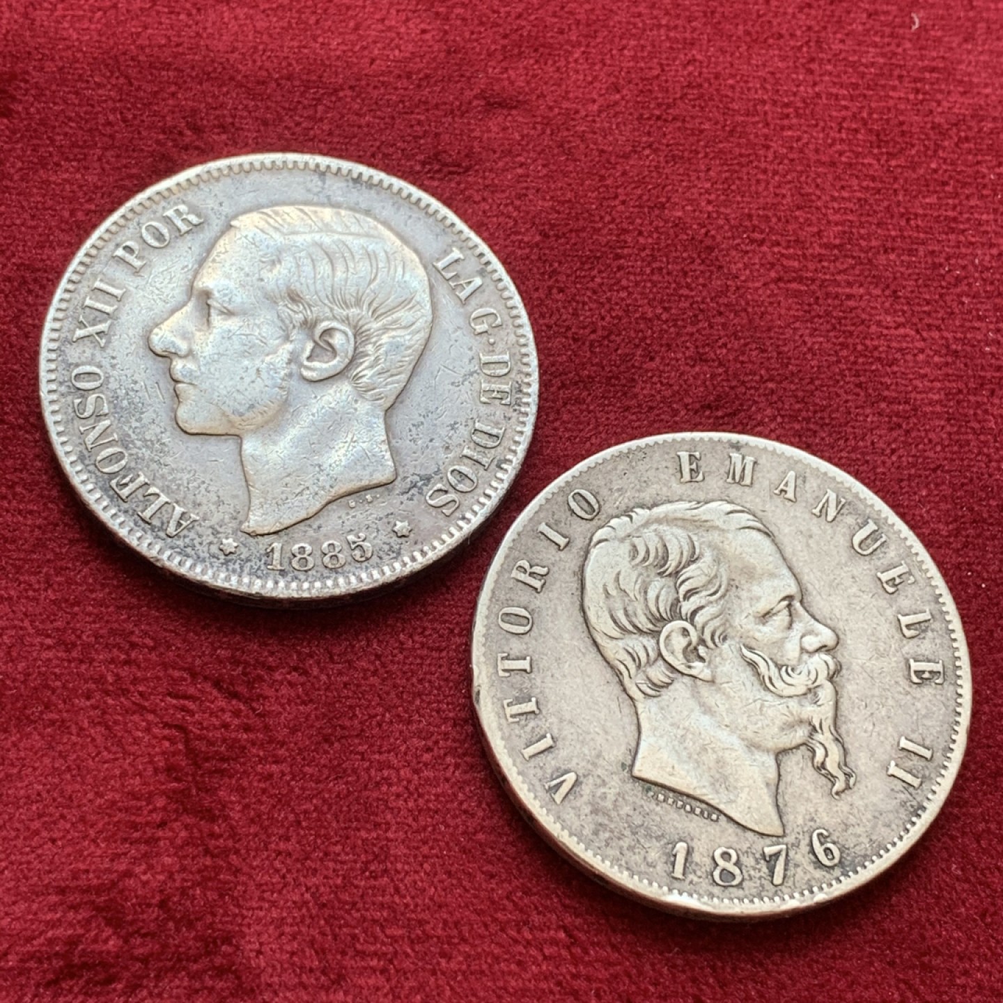 《竞宝斋》第85场-本周日，周一2场连拍（全场不限金额包邮） 意大利西班牙银币2枚 意大利1876年维托里奥埃马努埃莱二世5里拉 西班牙1885年阿方索十二世5比塞塔一对 细节尚可