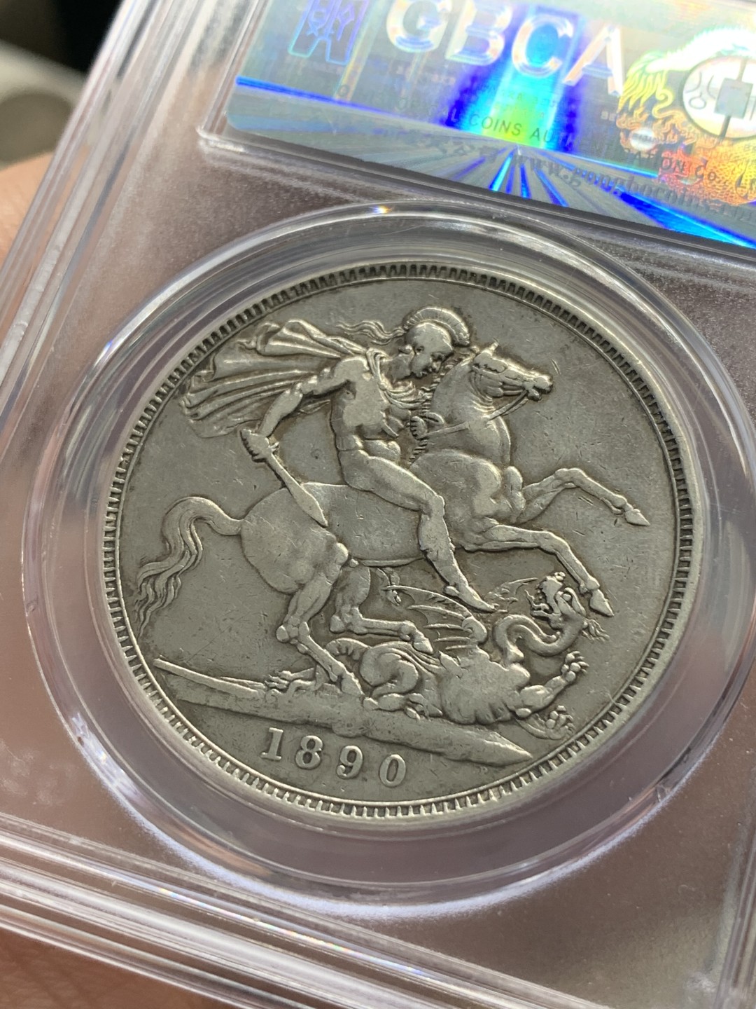 《竞宝斋》第85场-本周日，周一2场连拍（全场不限金额包邮） 公博-AU06 英国 1890年 维多利亚高冠马剑 1克朗 大银币