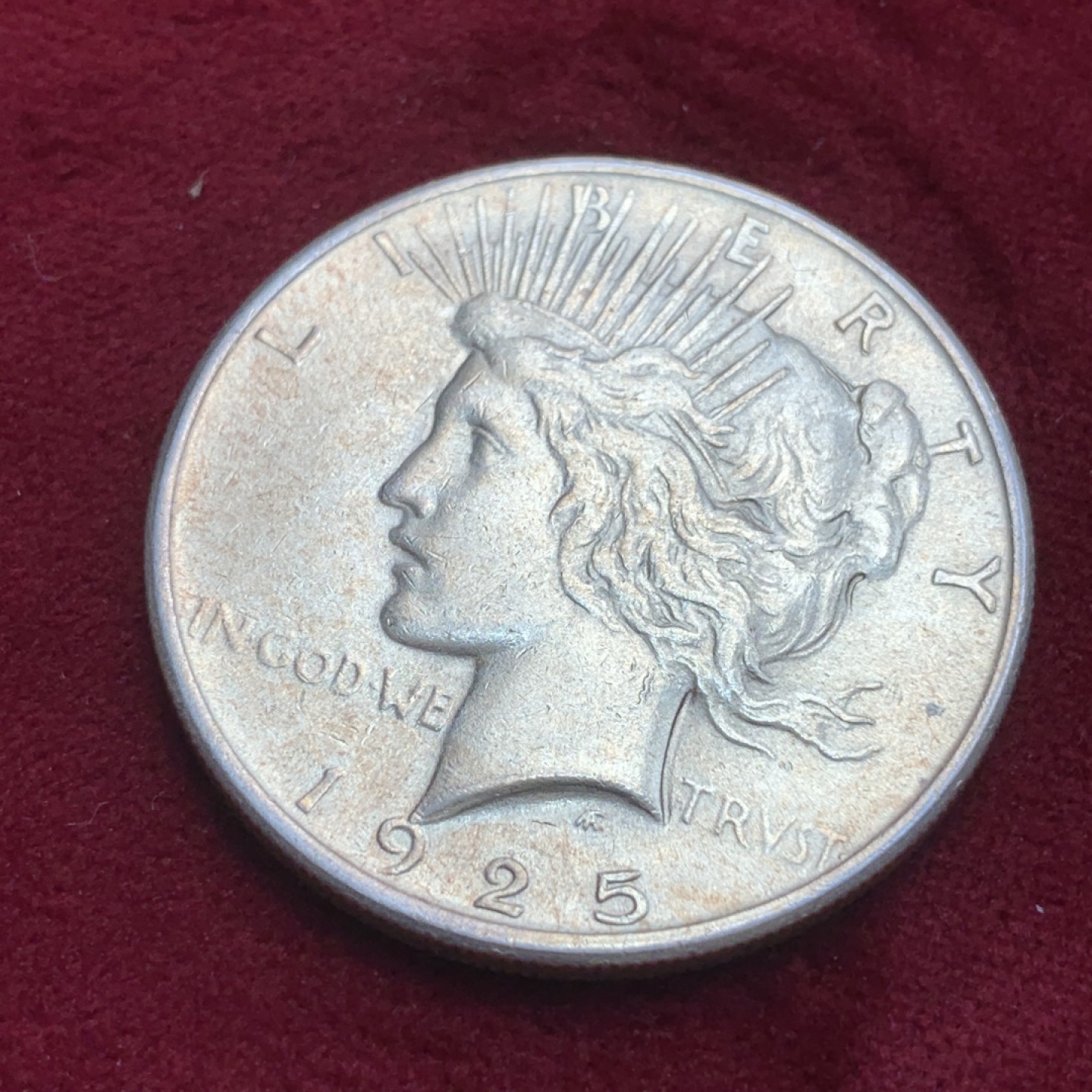 《竞宝斋》第85场-本周日，周一2场连拍（全场不限金额包邮） 美国 1925年 和平 银币 淡金包浆 不错