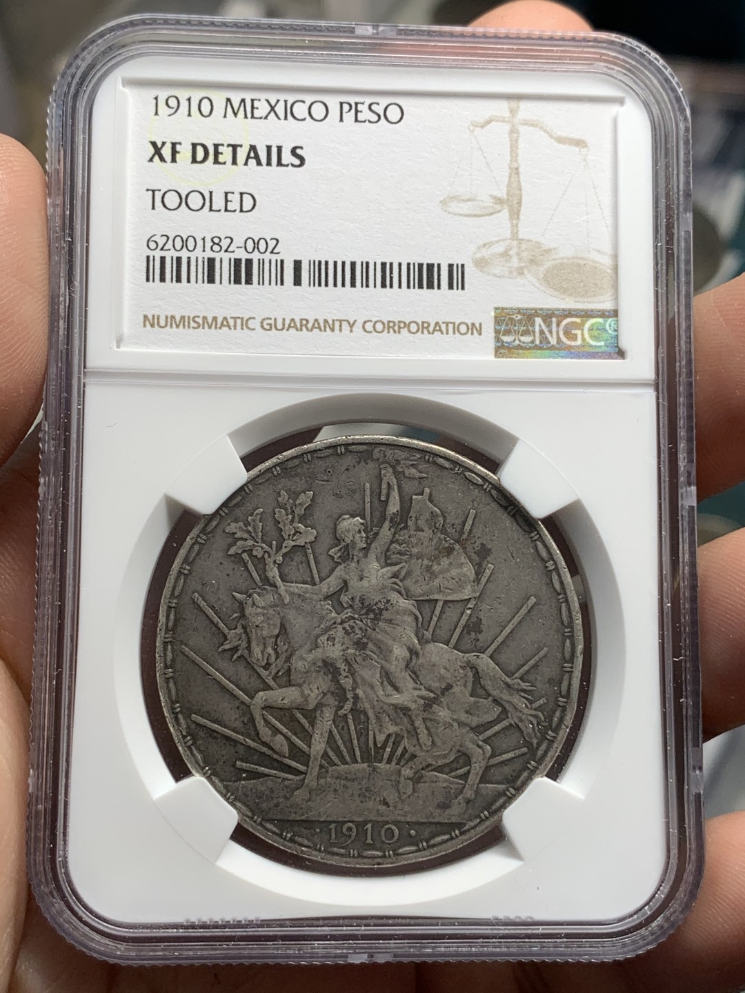 《竞宝斋》第85场-本周日，周一2场连拍（全场不限金额包邮） NGC XF 墨西哥 1910年 1比索 骑马鹰洋 原味包浆 不错收藏