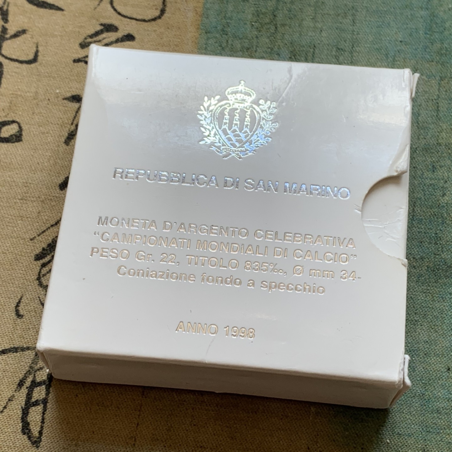 《竞宝斋》第85场-本周日，周一2场连拍（全场不限金额包邮） 原盒证书 圣马力诺1998年 法国世界杯纪念 10000里拉精制大银币 22克 835银