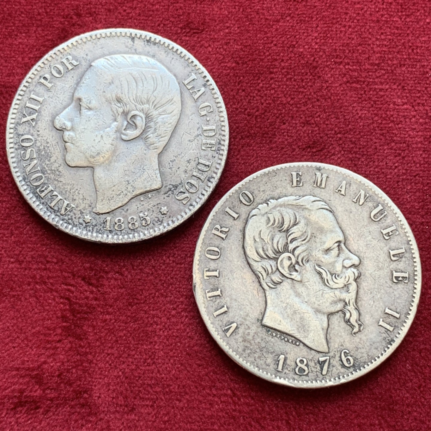 《竞宝斋》第85场-本周日，周一2场连拍（全场不限金额包邮） 意大利西班牙银币2枚 意大利1876年维托里奥埃马努埃莱二世5里拉 西班牙1885年阿方索十二世5比塞塔一对 细节尚可
