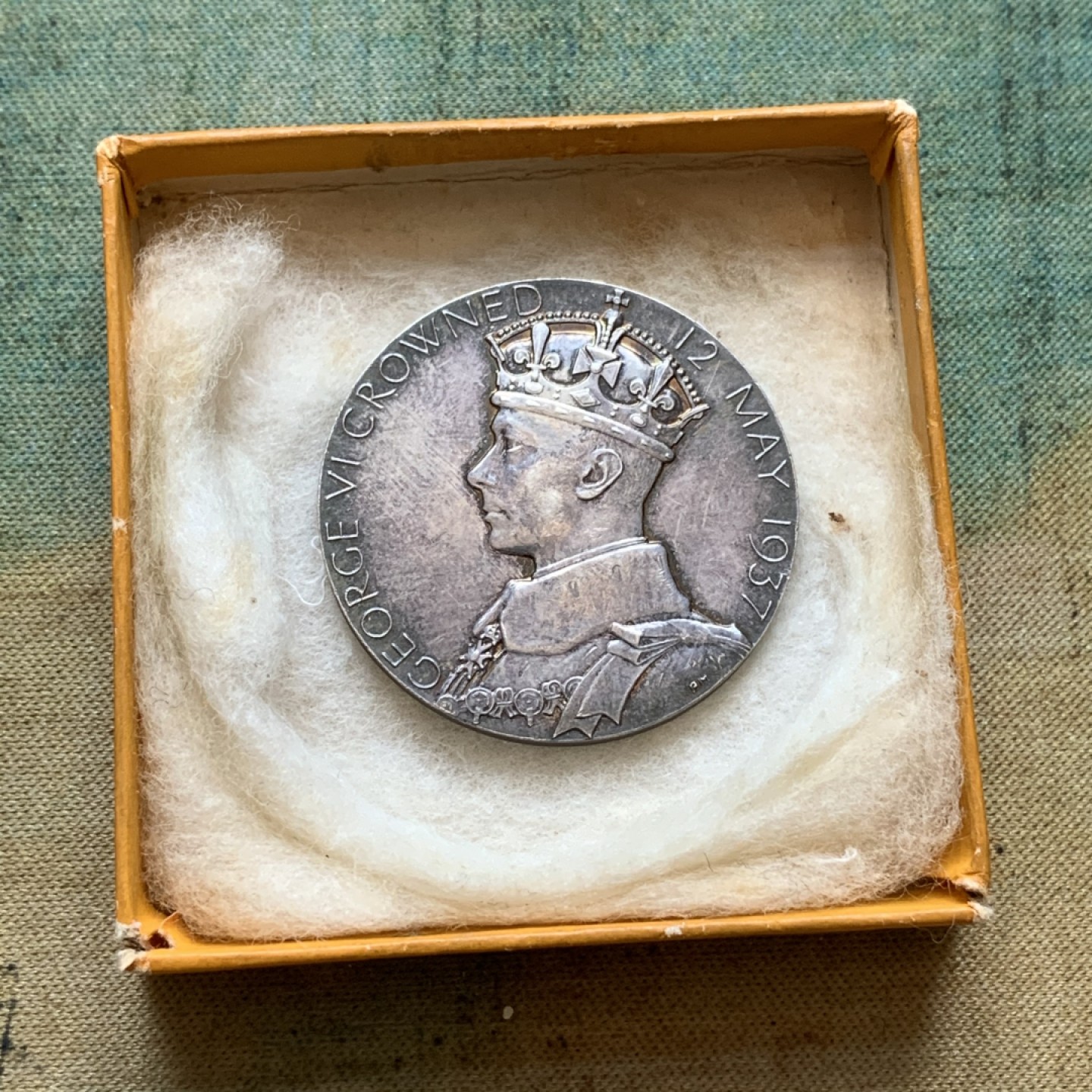 《竞宝斋》第85场-本周日，周一2场连拍（全场不限金额包邮） 1937年英国乔治六世登基纪念银章(原盒)，直径32mm，重量16g，细节见图