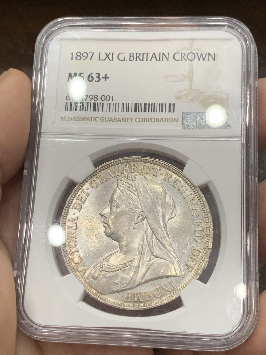 《竞宝斋》第85场-本周日，周一2场连拍（全场不限金额包邮） NGC-MS63+ 英国1897年 维多利亚 批纱版 马剑克朗光度一流超级棒 披纱高分相对少见