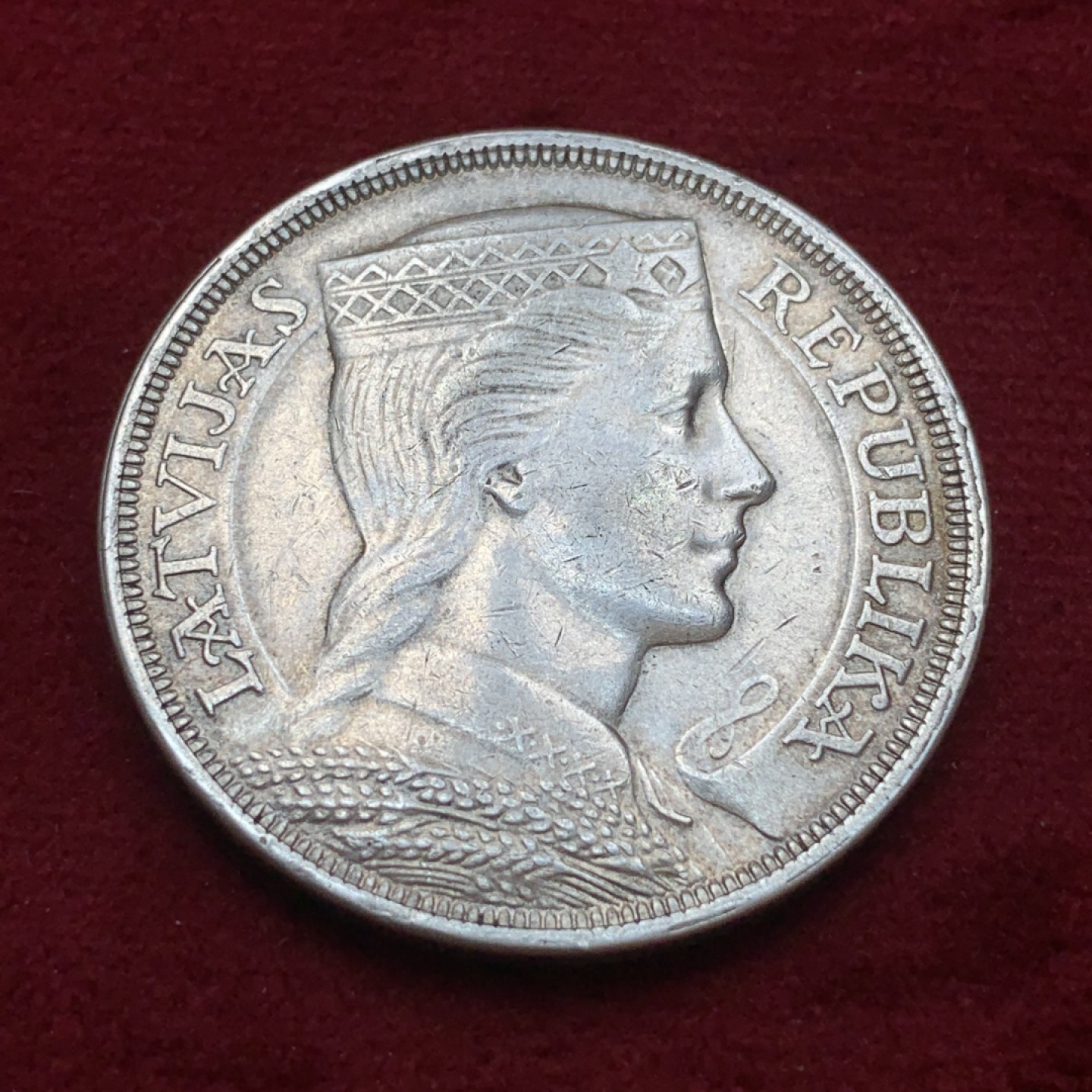 《竞宝斋》第85场-本周日，周一2场连拍（全场不限金额包邮） 拉脱维亚 1929年 拉脱维亚少女 5特拉 银币 热门品种