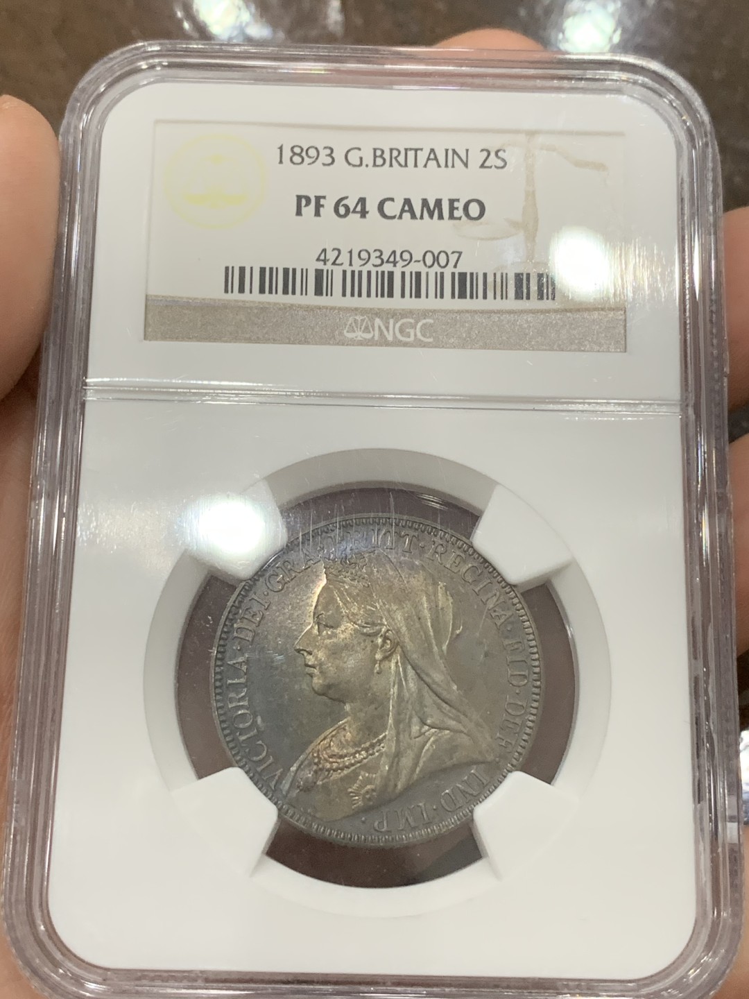 《竞宝斋》第85场-本周日，周一2场连拍（全场不限金额包邮） NGC-PF64 CAMEO 英国1893年 精制维多利亚弗洛林 正面凝霜，背面幻彩