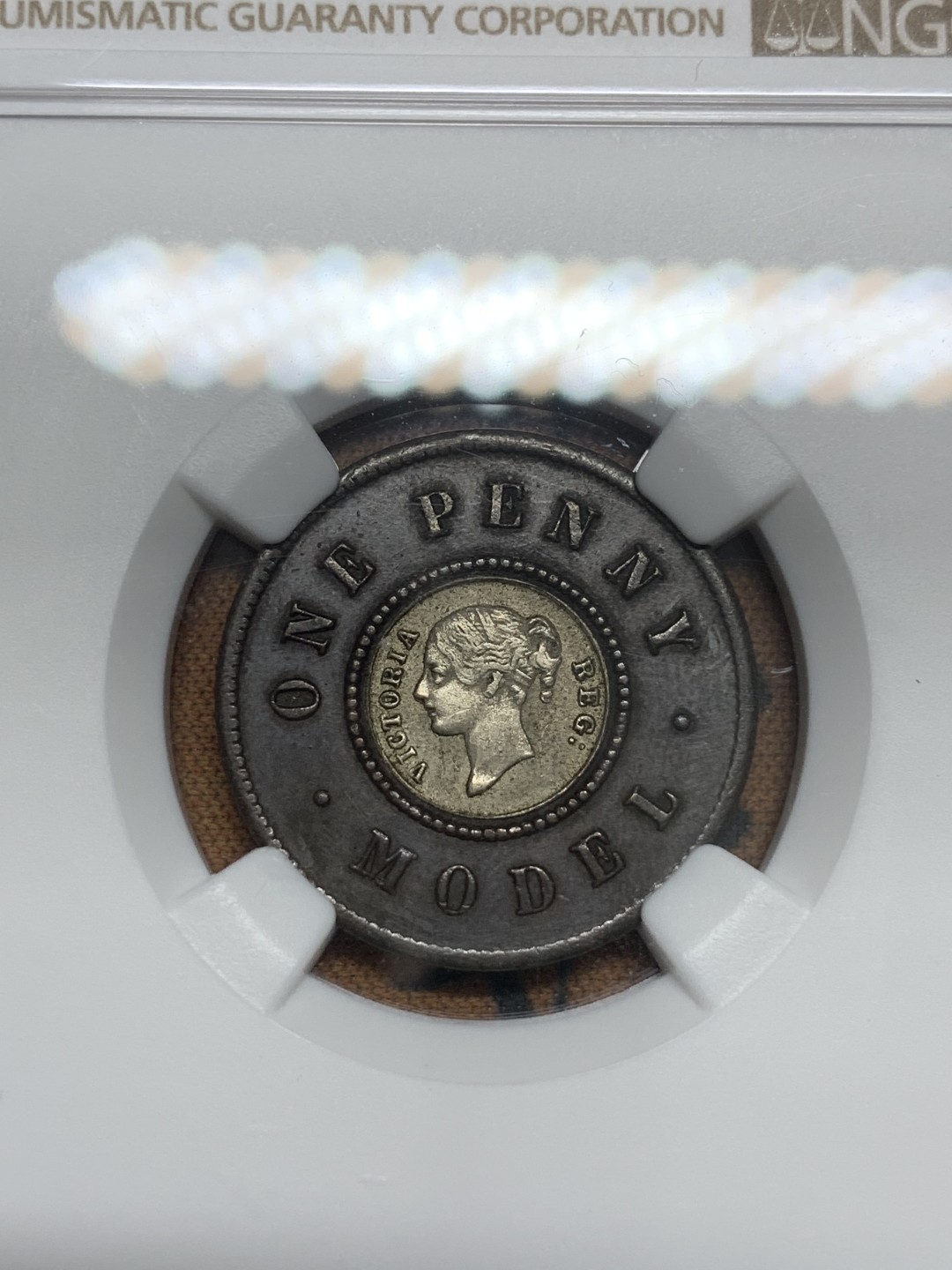 《竞宝斋》第85场-本周日，周一2场连拍（全场不限金额包邮） NGC MS62 1844年英国一便士双色币“章型便士” 细节极佳 感觉低评了 发行量很少