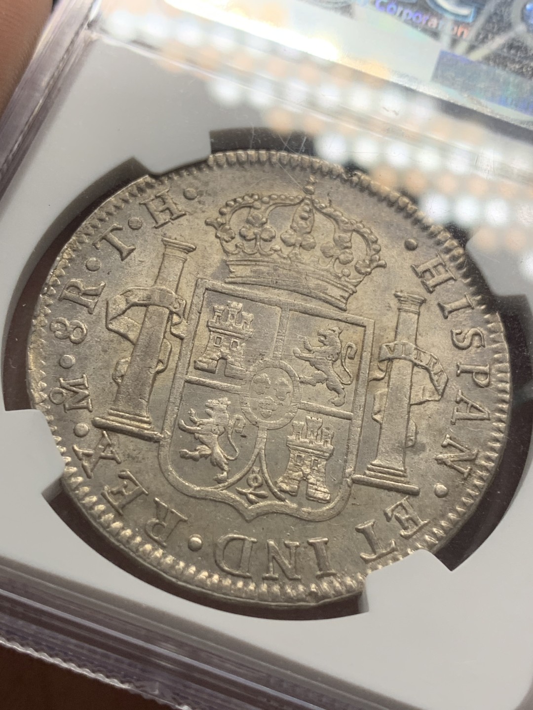 《竞宝斋》第85场-本周日，周一2场连拍（全场不限金额包邮） NGC AU58 1807年墨西哥双柱8R银币 自然包浆 底光透现 背面感光极佳 正面人像左侧有透打 打制深极难得