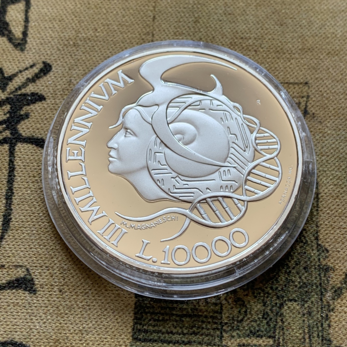 《竞宝斋》第85场-本周日，周一2场连拍（全场不限金额包邮） 原盒证书 圣马力诺1999年 千禧年纪念 10000里拉 精制大银币PROOF 22克 835银