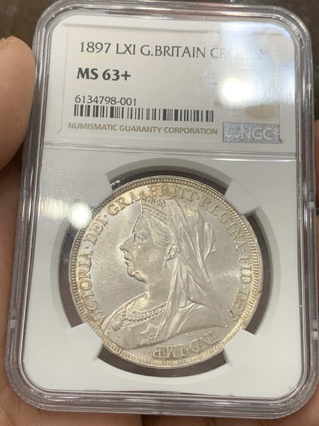 《竞宝斋》第85场-本周日，周一2场连拍（全场不限金额包邮） NGC-MS63+ 英国1897年 维多利亚 批纱版 马剑克朗光度一流超级棒 披纱高分相对少见