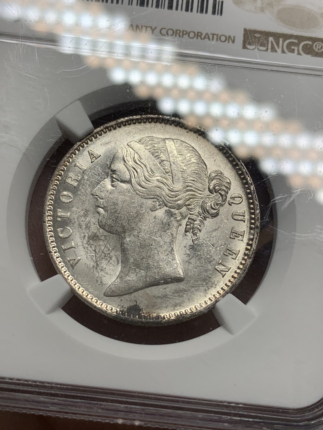 《竞宝斋》第85场-本周日，周一2场连拍（全场不限金额包邮） NGC UNC1840年英属印度维多利亚1卢比 底光足带霜光 背面五彩包浆 状态一流 