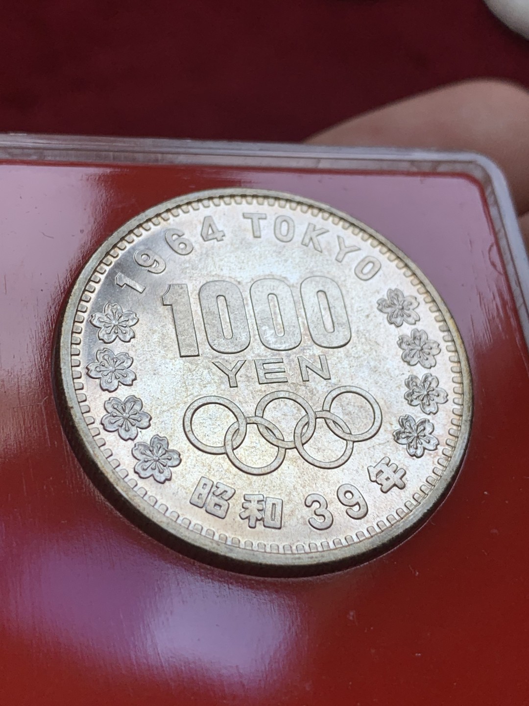 《竞宝斋》第85场-本周日，周一2场连拍（全场不限金额包邮） BU品相 少见造币厂原盒 日本 1964年 东京奥运会银币 红色原盒 此枚币有镜面底板 已自然生成浅五彩 值得收藏