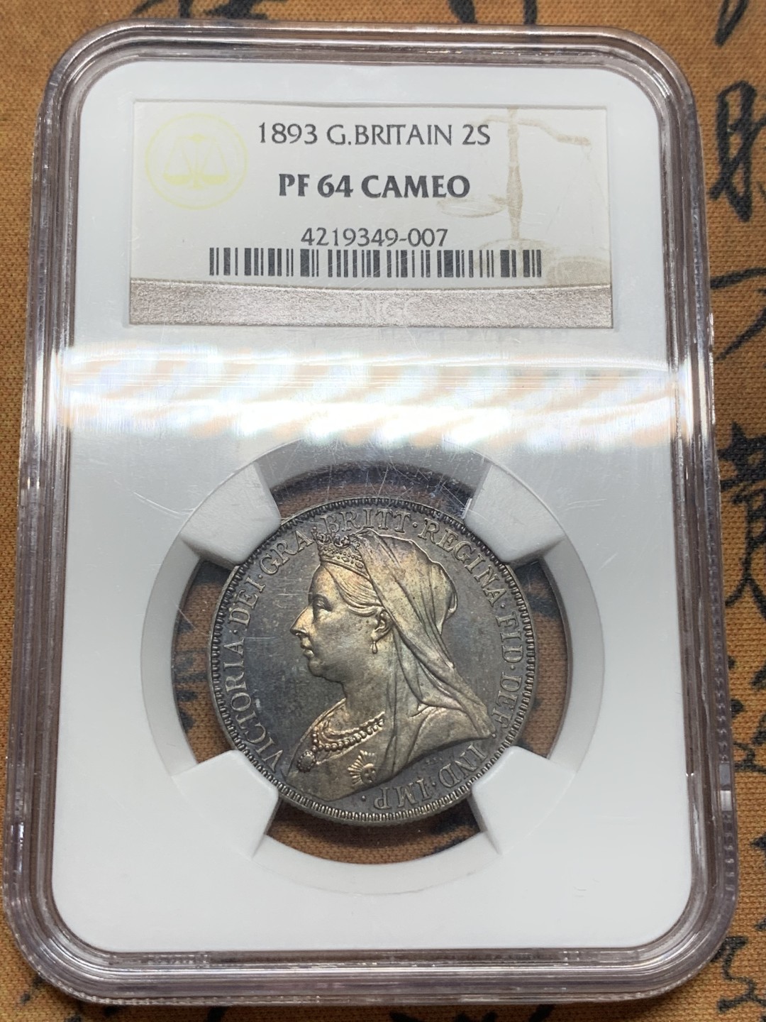 《竞宝斋》第85场-本周日，周一2场连拍（全场不限金额包邮） NGC-PF64 CAMEO 英国1893年 精制维多利亚弗洛林 正面凝霜，背面幻彩