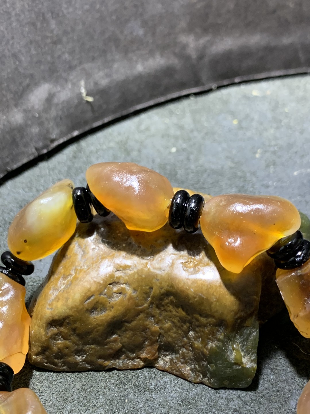 精美天然阿拉善酒红大颗粒糖心玛瑙异形原石手串一条